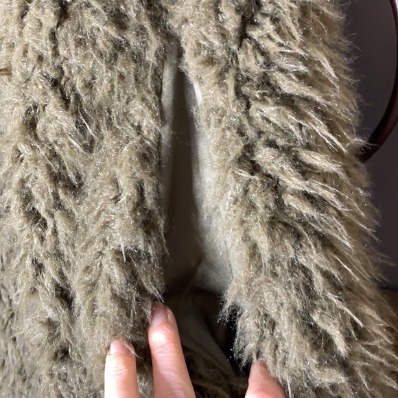Me Jane Faux fur vest with pockets! - Picture 4 of 5
